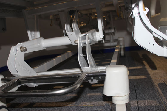 تخت نورد سرد فولادی 85 اینچی برقی بیمارستانی برای مصارف خانگی W105 سفید با توالت